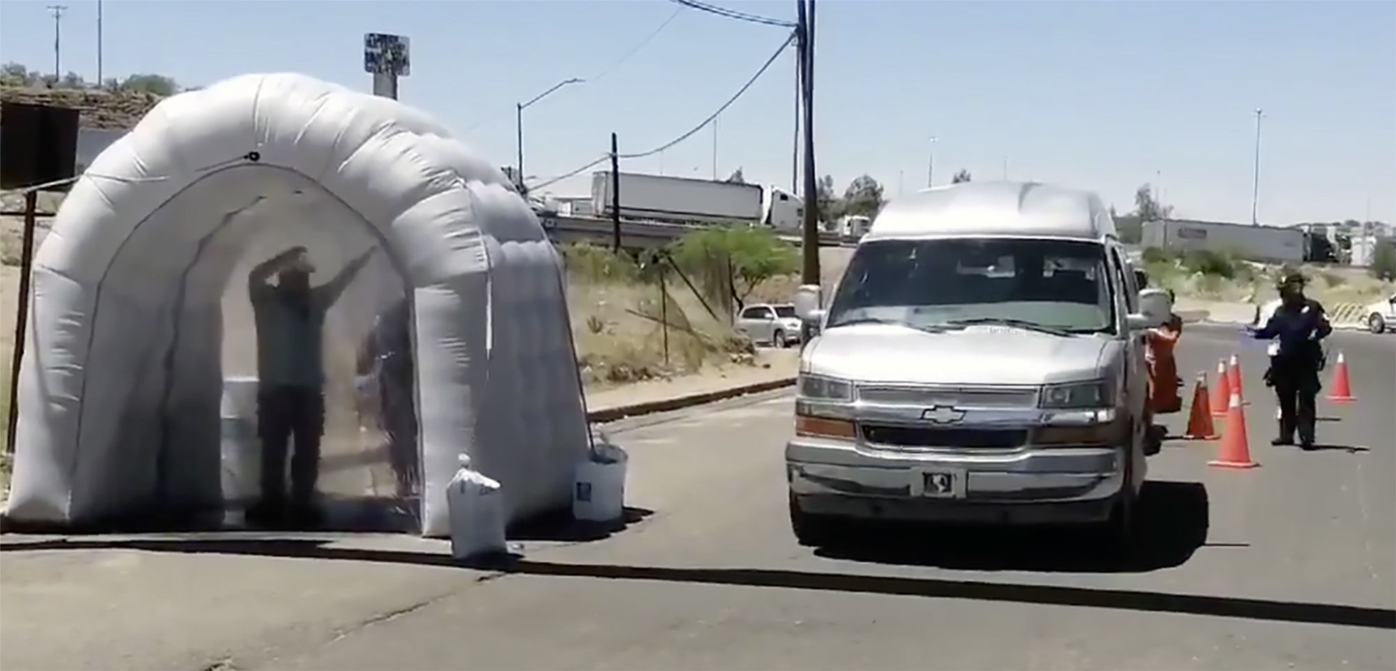 Desinfectan con aerosol a quienes cruzan en carro de Arizona a Nogales, Sonora